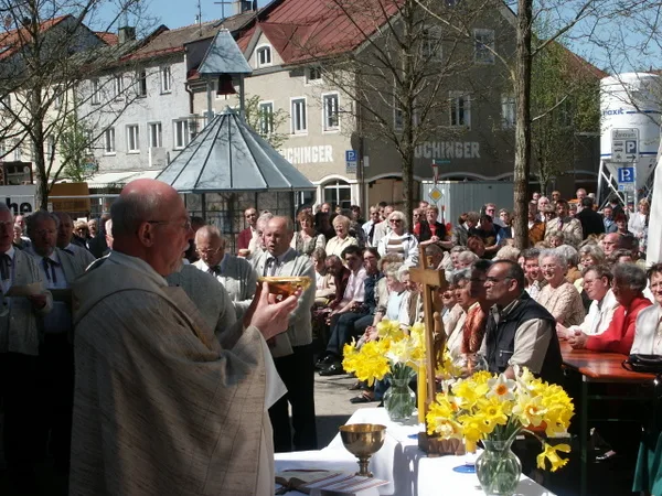 Stadtpfarrer Helmuth Schuler weihte die Glaskapelle