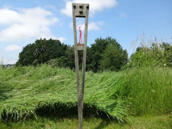 "Brücken-Pylon", Lindenholz, bemalt, 2015 Dreiländerpreis "Tor zur Kunst"